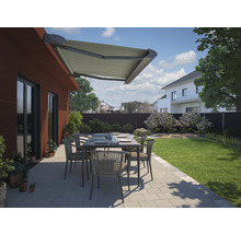 Terrasse mit Markise, Gartentisch und Stühlen