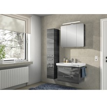 Badezimmer mit Waschbeckenunterschrank, Spiegelschrank und Hochschrank
