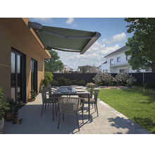 Terrasse mit Markise, Gartentisch und Stühlen