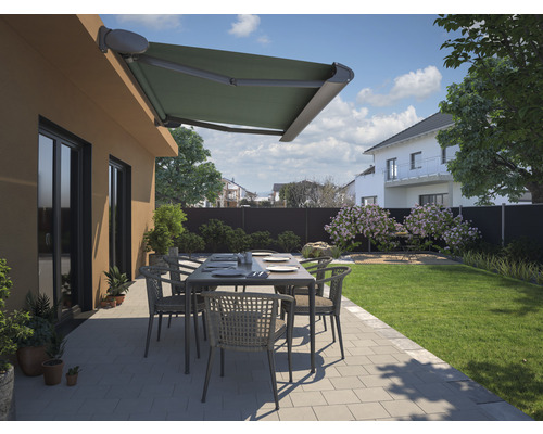 Terrasse mit Markise, Gartentisch und Stühlen