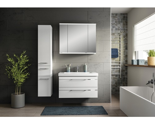 Badezimmer mit Waschtischunterschrank, Spiegelschrank, Hochschrank und Dekoration