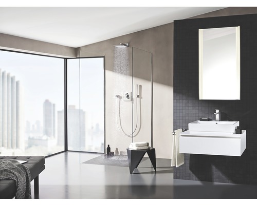 Modernes Badezimmer mit Dusche, Waschtisch und Spiegel