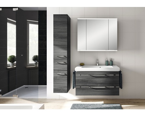 Modernes Badezimmer mit Waschtisch, Spiegelschrank und Hochschrank in Holzoptik.