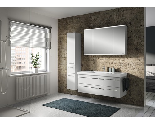 Badezimmer mit Waschtisch, Spiegelschrank, Hochschrank und Heizkörper