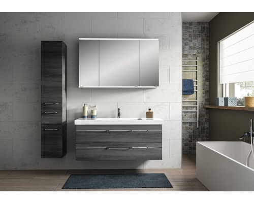Salle de bain avec meuble sous-lavabo, armoire de toilette, armoire de salle de bain et baignoire