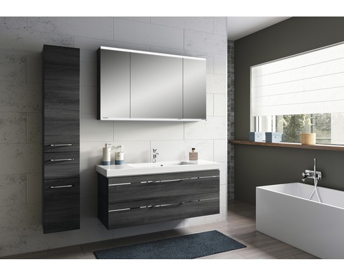 Salle de bains avec lavabo, armoire de toilette et armoire haute au design moderne.