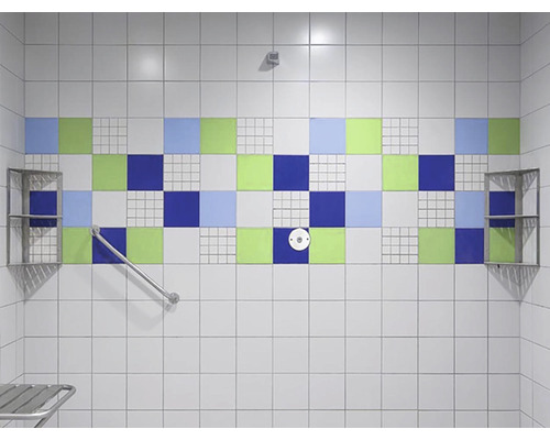 Salle de douche carrelée avec barre d''appui et étagères