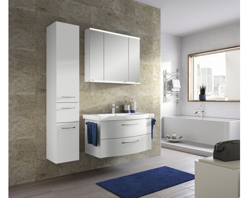 Badezimmer mit weissem Waschtisch, Spiegelschrank, Hochschrank, Badewanne und Handtuchheizkörper.