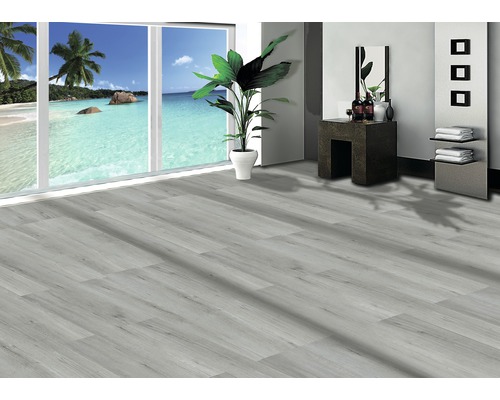 Heller Raum mit Laminatboden in Holzoptik, Fenster mit Meerblick und Dekoration