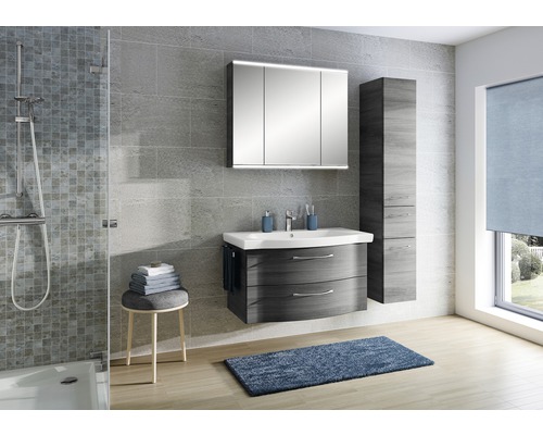 Salle de bains moderne avec meuble-lavabo, armoire de toilette, armoire haute et douche.