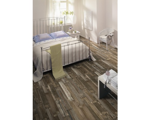 Schlafzimmer mit Bett, Nachttisch und Bodenbelag in Holzoptik