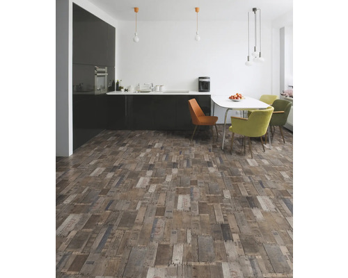 Helle Küche mit dunklen Schränken, Esstisch und Bodenbelag in Holzoptik