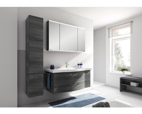 Salle de bains lumineuse avec meuble-lavabo, armoire de toilette avec éclairage et armoire haute