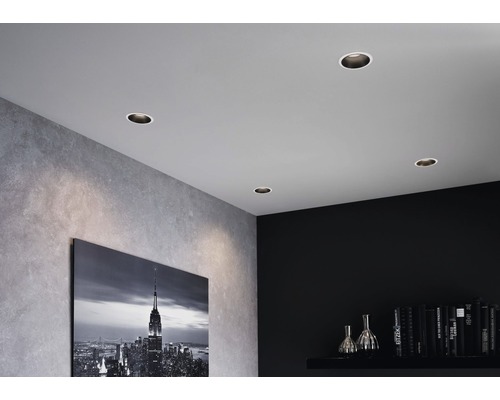 Deckeneinbaustrahler in einem modern gestalteten Raum.