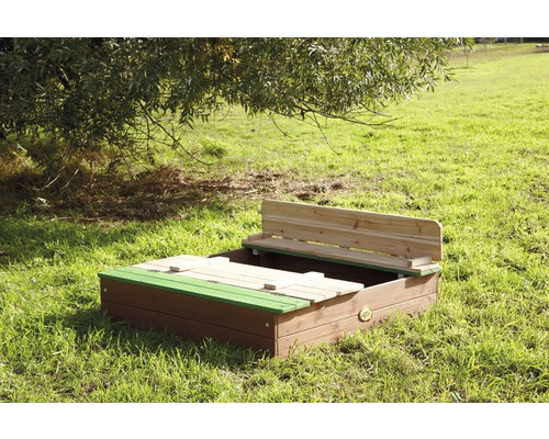 Bac à sable avec banc et couvercle sur une pelouse