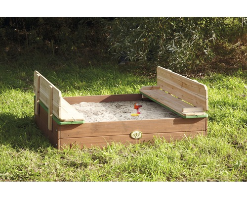 Bac à sable en bois avec siège dans le jardin