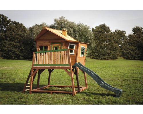 Holzspielhaus mit Rutsche und Leiter auf einer Rasenfläche
