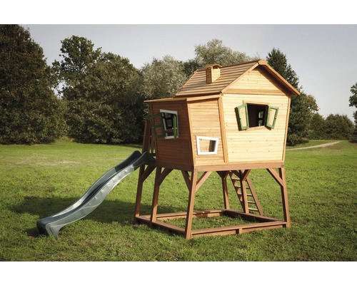 Spielhaus aus Holz mit Rutsche und Leiter im Garten