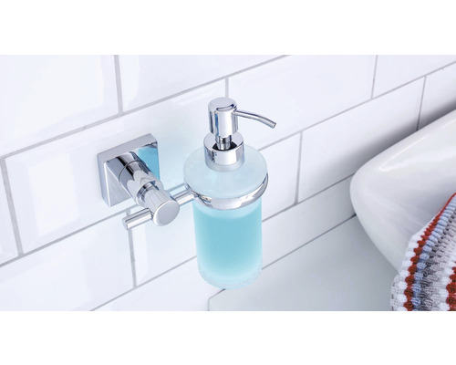 Wandmontierter Seifenspender aus Glas und Metall im Badezimmer