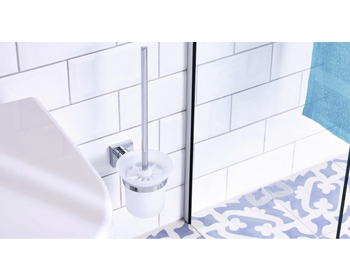 Wandmontierte WC-Garnitur mit Behälter aus Glas und Bürste mit Griff aus Metall.