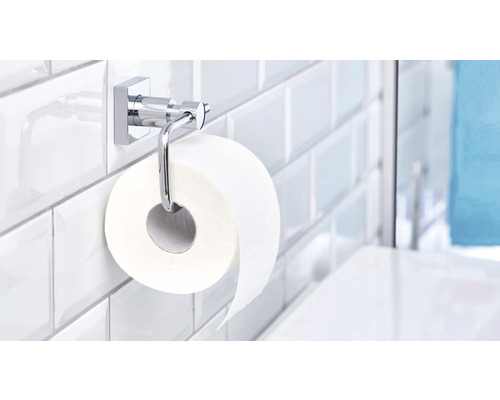 Toilettenpapierhalter mit Papierrolle an gefliester Wand