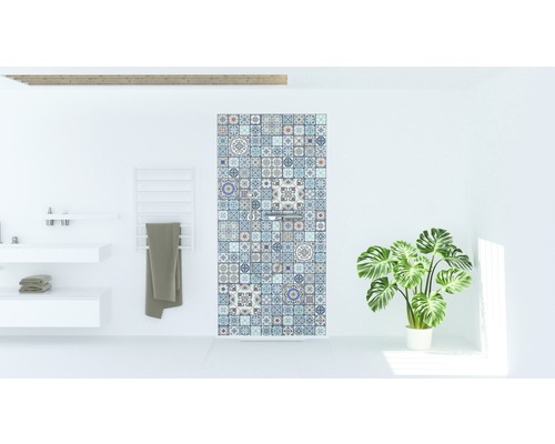 Salle de bain moderne avec douche carrelée, lavabo, sèche-serviettes et plante d''intérieur.