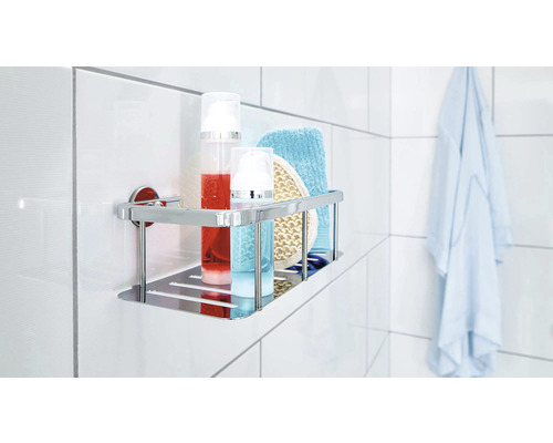 Étagère d''angle métallique avec articles de bain sur un mur carrelé