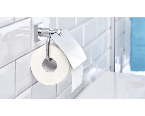Toilettenpapierhalter mit Toilettenpapierrolle an gefliester Wand