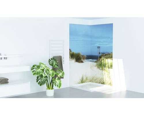 Helles Badezimmer mit Waschbecken, Handtuchwärmer, Zimmerpflanze und ebenerdiger Dusche mit Strandmotiv