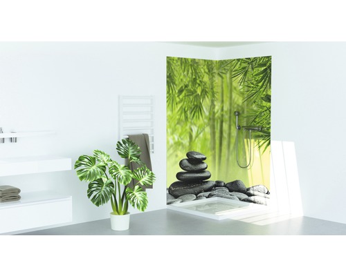 Helles Badezimmer mit Dusche, Pflanzen und Handtuchwärmer