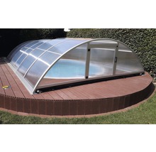 Abri de piscine sur terrasse en bois dans le jardin