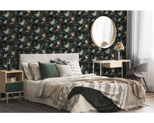 Chambre à coucher avec papier peint à motifs floraux, lit, table de chevet, miroir et bureau