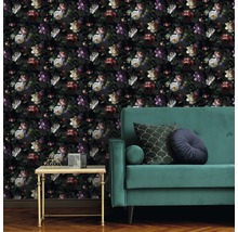 Salon avec papier peint à fleurs, canapé et table d''appoint