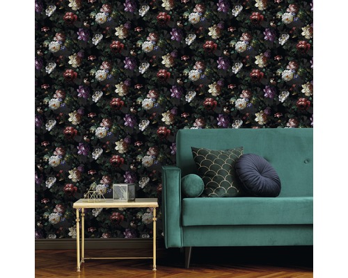 Salon avec papier peint à fleurs, canapé et table d''appoint