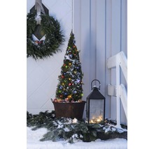 Porte d''entrée décorée avec sapin de Noël, couronne et lanterne en hiver
