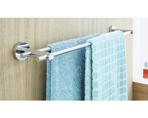 Handtuchhalter aus Metall mit Handtüchern