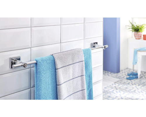 Porte-serviettes en métal avec serviettes dans la salle de bain