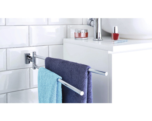 Handtuchhalter mit zwei Handtüchern an einer Badezimmerwand