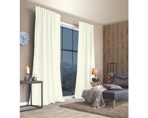 Salon lumineux avec rideaux et façade vitrée