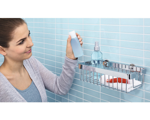 Femme avec un produit cosmétique dans une salle de bains avec une étagère de douche