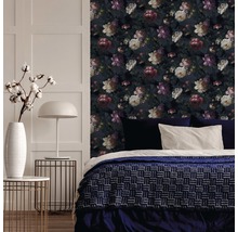 Schlafzimmer mit floraler Tapete, Bett und Nachttischen