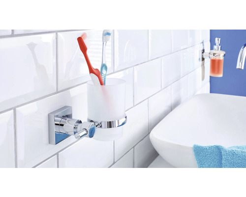 Support mural pour gobelet à brosses à dents avec deux brosses à dents dans la salle de bain.