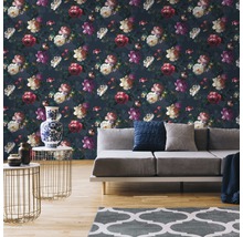 Wohnzimmer mit blumiger Tapete, Sofa und Beistelltischen