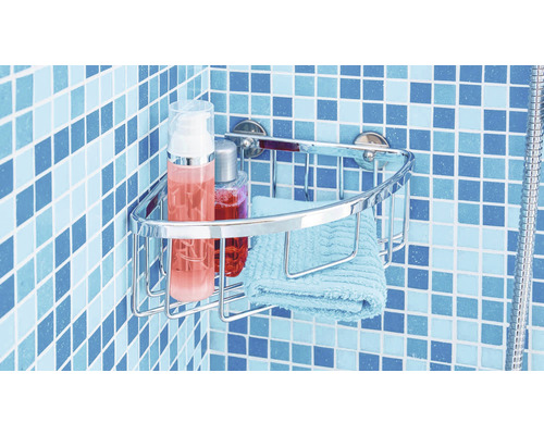 Étagère d''angle en métal avec serviette et produits cosmétiques dans la salle de bain