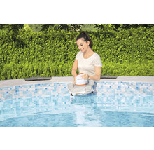 Frau lässt Poolreinigungsroboter in Pool
