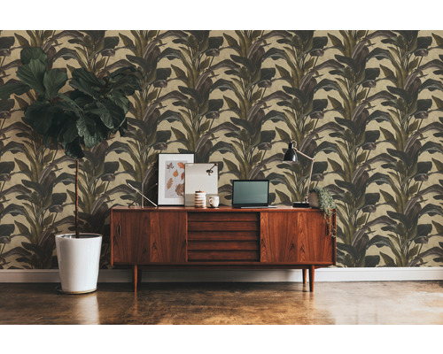 Scène avec papier peint à motifs, buffet en bois, plantes d''intérieur et bureau avec ordinateur portable.