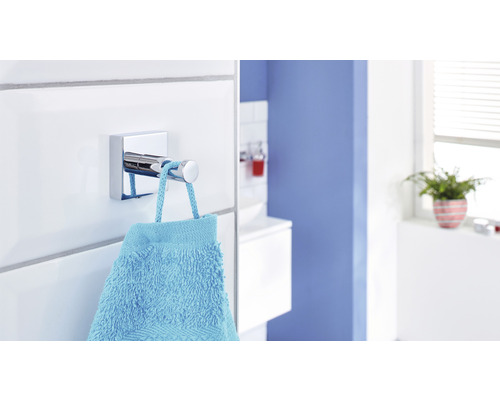 Porte-serviettes en métal avec une serviette suspendue dans la salle de bain