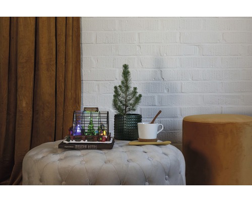 Dekorative Szene mit Miniaturgewächshaus, kleinem Baum, Tasse und Hocker