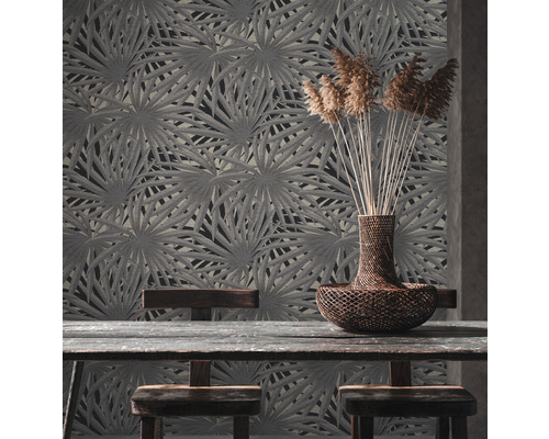 Dekorativer Wohnraum mit gemusterter Tapete, Holztisch und Blumenvase