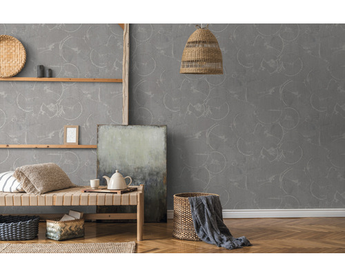 Wohnzimmer mit grauer Zirkel-Tapete, Holzregal, Tagesbett und Dekorationen für eine helle und einladende Atmosphäre.